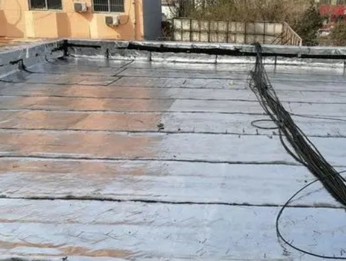 万州卫生间漏水维修公司分享下万州屋面楼顶防水刚性防水层施工要点。